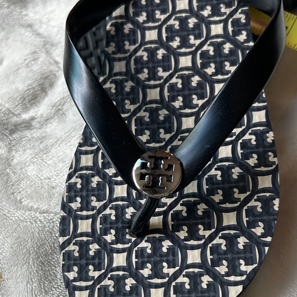 Tory Burch blk & Ivory Patterned Flip Flops Sz 8 - Picture 1 of 11